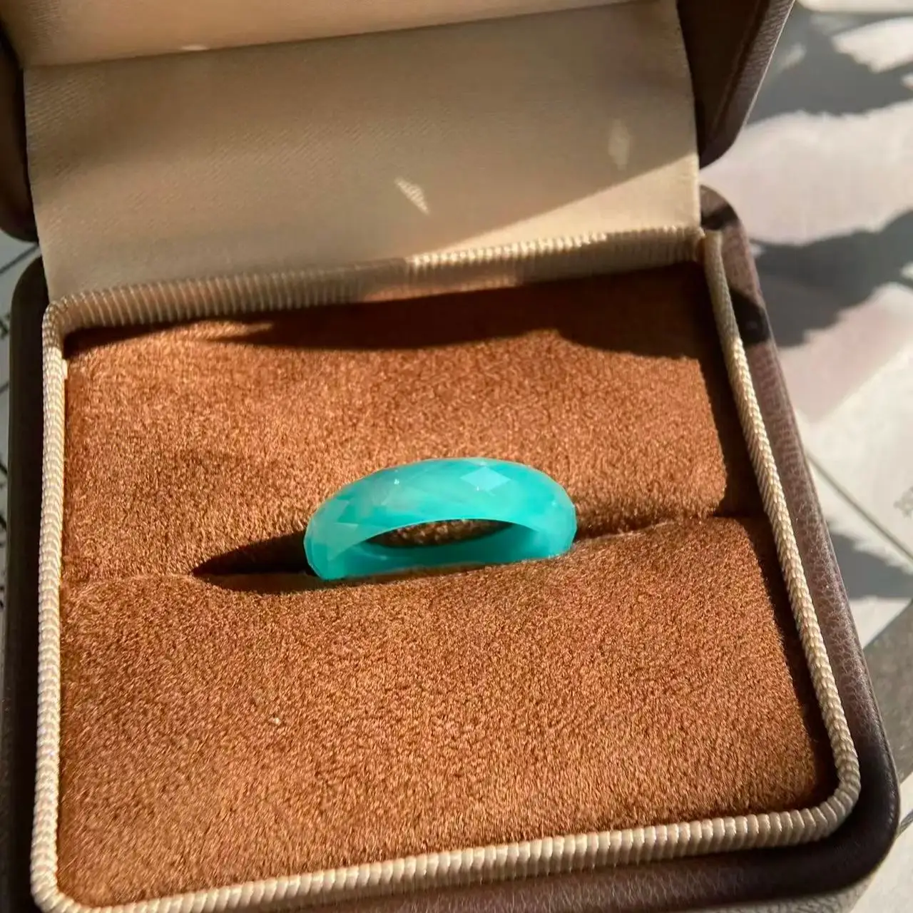 anello-di-colore-blu-yga-coltivato-da-laboratorio-oendia-adatto-per-l'uso-quotidiano