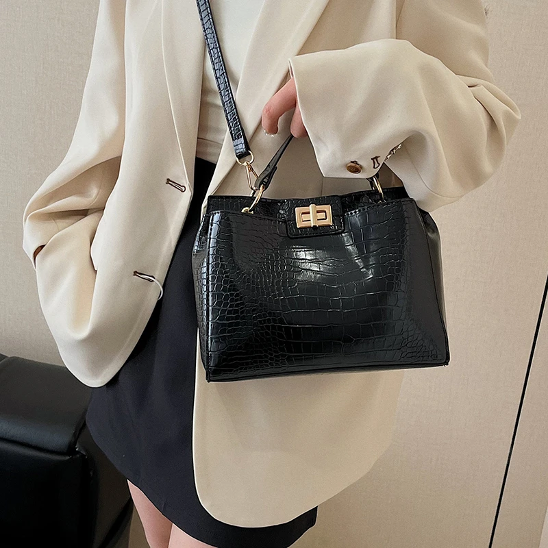 

Classic Women Messenger Bag Genuine Leather Crossbody Shoulder Purse Handbag Fashionable Ladies Tote Accessory