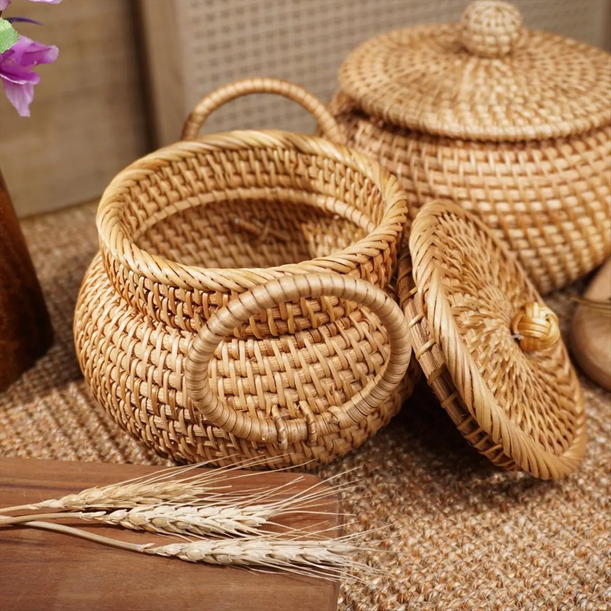 A13M Small Rattan Basket with Lid, Rattan Basket Organizer with Handle, Candy Bowl Rustic Woven Basket for Shelf Table