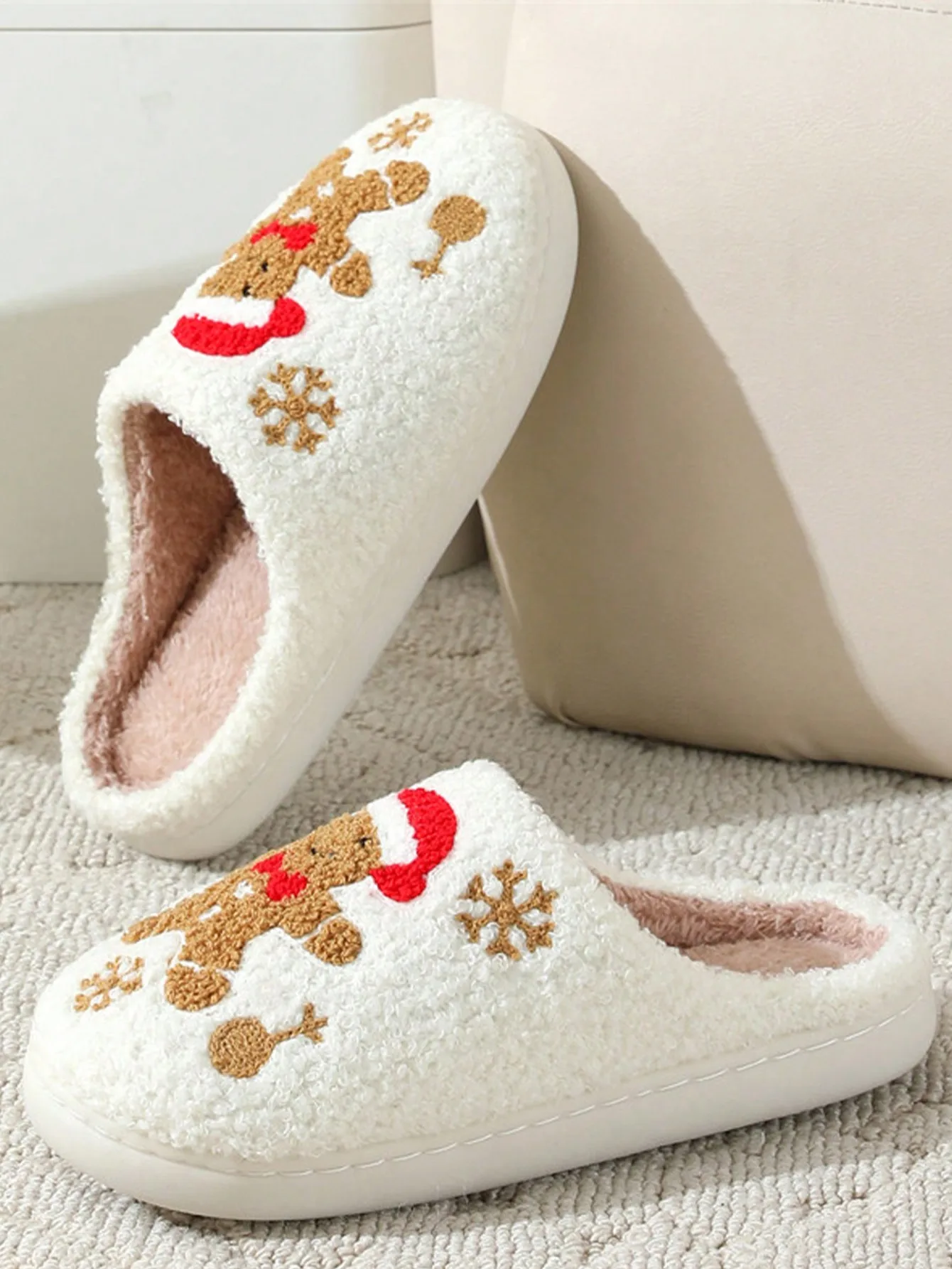 The Newly Launched Autumn And Winter Holiday Season Features Cute Gingerbread Men, Thickened Plush Anti-Slip And Warm Indoor And Outdoor Bedroom Family Slippers With Heart-Shaped Patterns For Christmas And Valentine's Day