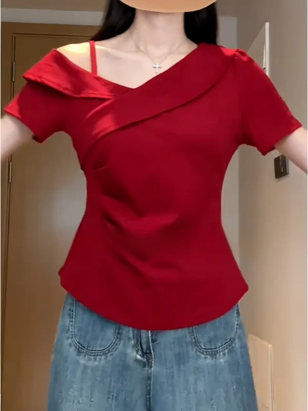 Czerwony top plus size z asymetrycznym dekoltem, koronką, odkrytymi ramionami, podkreślający talię i wyszczuplający.