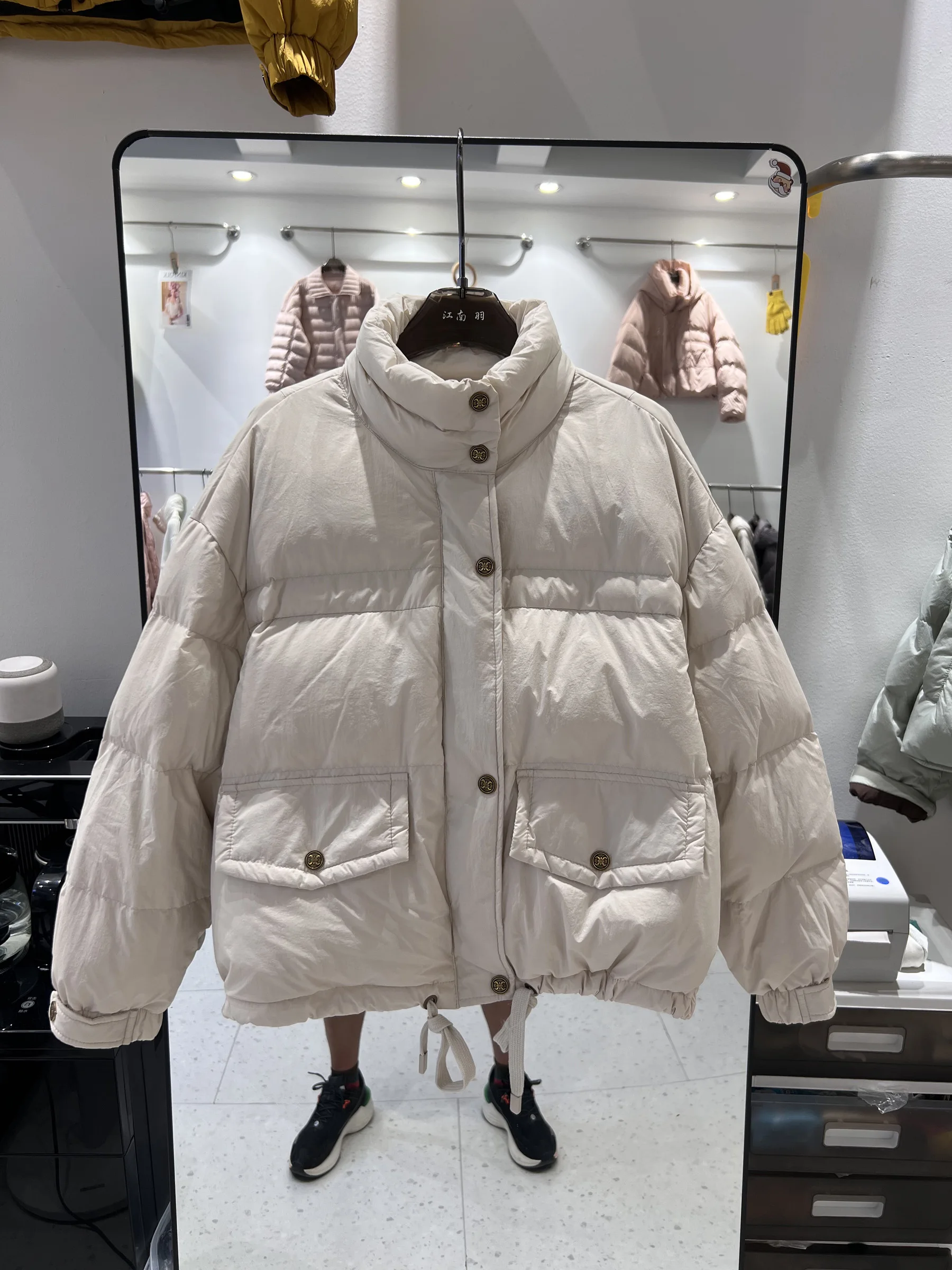 เสื้อแจ็คเก็ตพัฟเฟอร์ผู้หญิง รุ่นใหม่ ปี 2025 สไตล์เกาหลี คอตั้ง กระดุมทองเล็ก สีขาว บุขนเป็ด อุ่น ทันสมัย