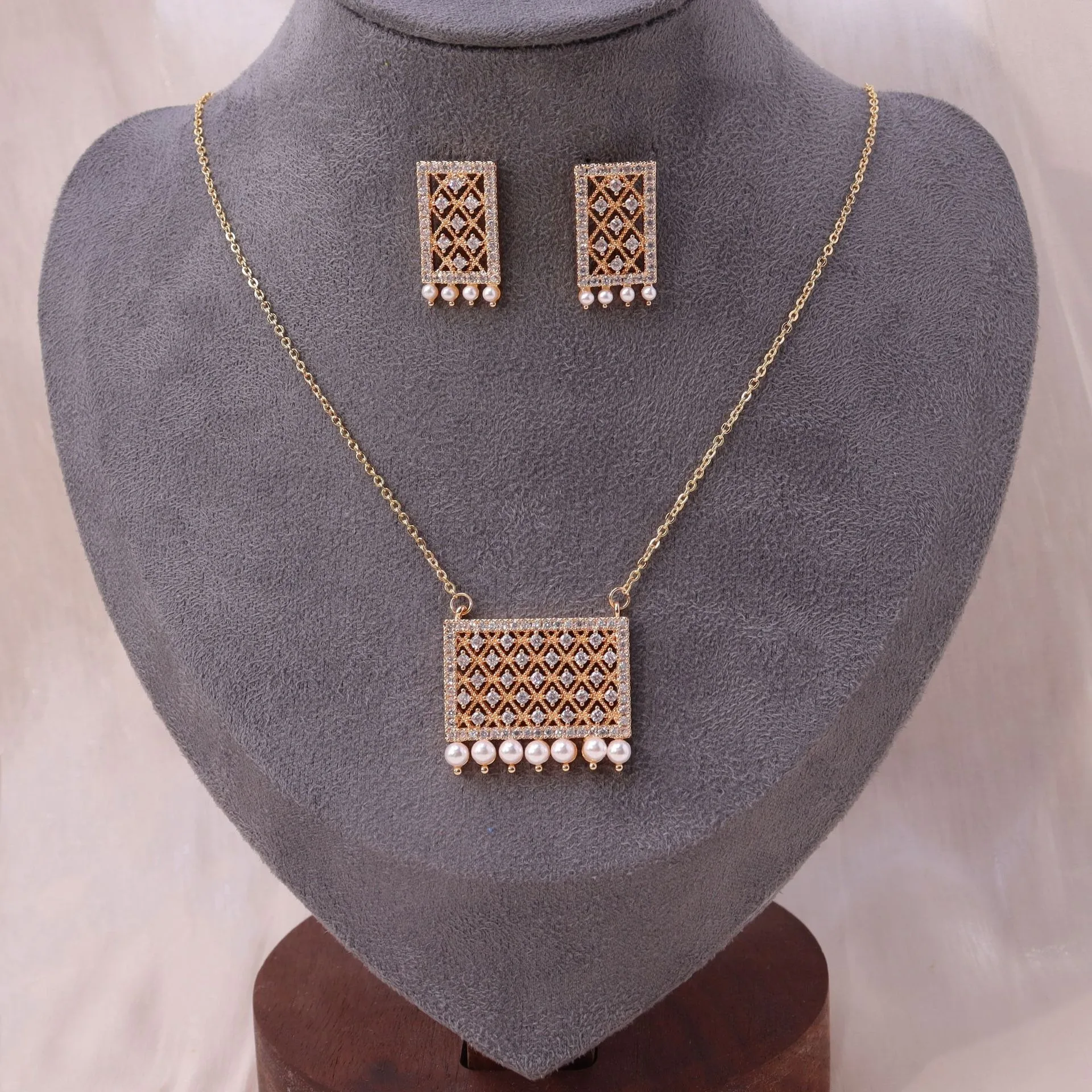 

Классический комплект украшений: колье-чокер, серьги с подвесками, инкрустированные кубическим цирконием, для женщин, на свадьбу или вечеринку