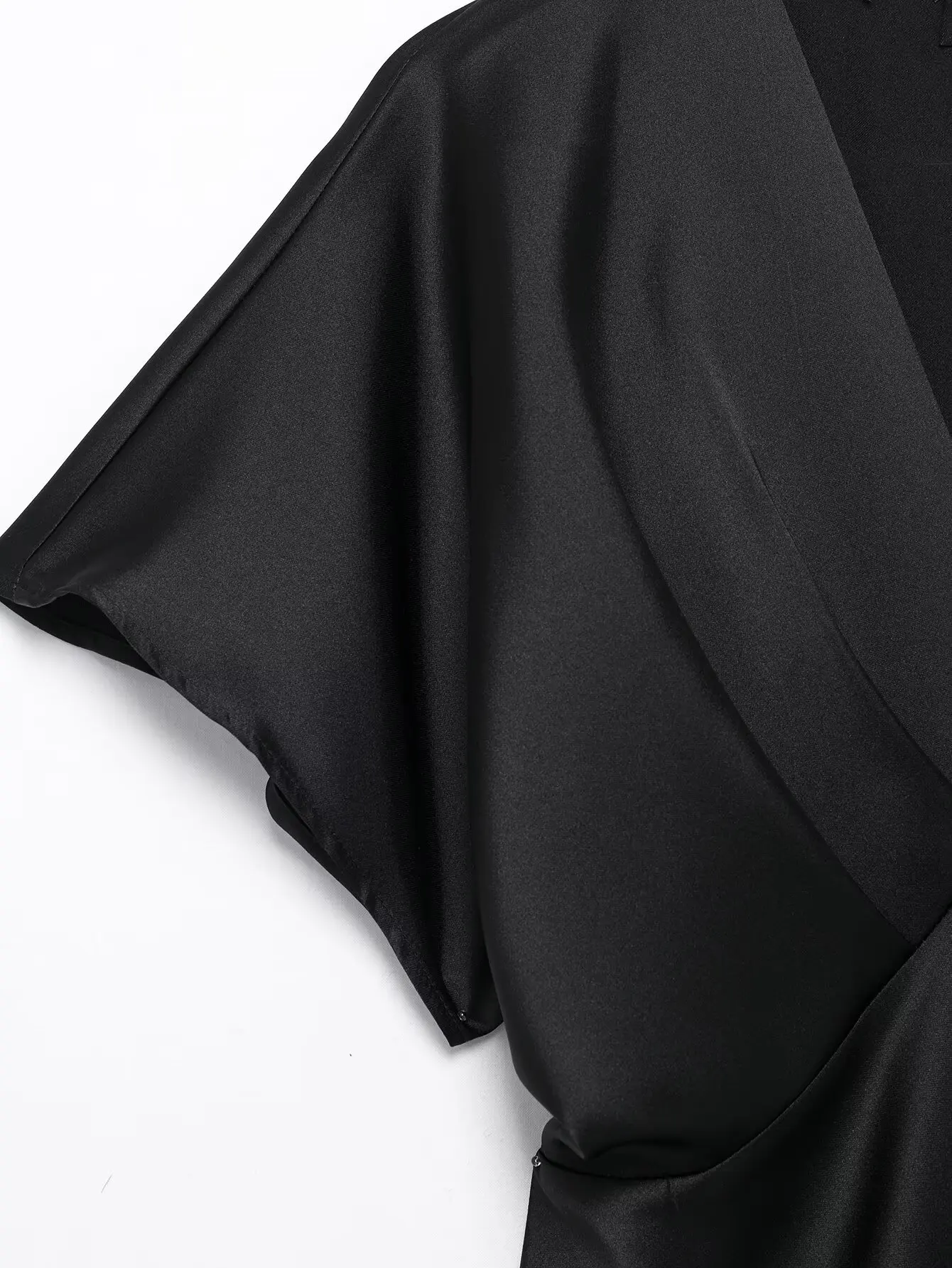   Abito lungo da donna in raso nero a maniche corte con scollo a V profondo e busto plissettato, design elegante per occasioni speciali