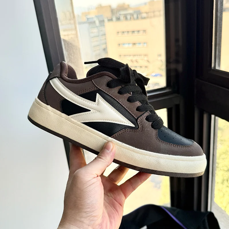 

2025 New Niche Breathable Lightweight Fashion Versatile Casual Thick Soled Bread Board Shoes for Men