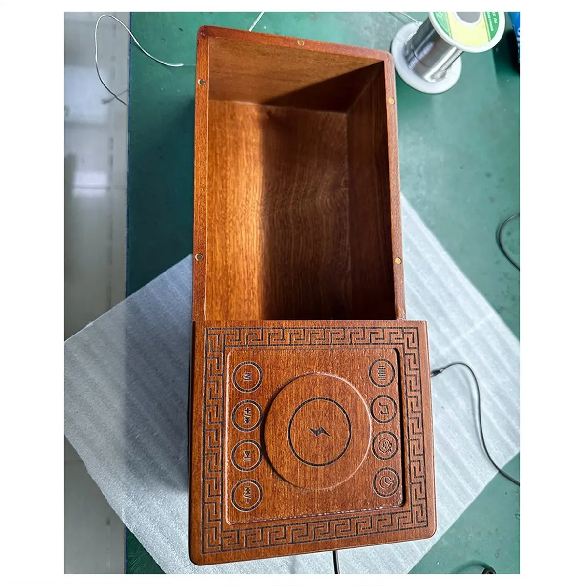 STOCK-Retro 5.3 Bluetooth Speaker Supports Wireless Charging USB/TF Card Playback HIFI Sound Quality Stereo Surround Sound