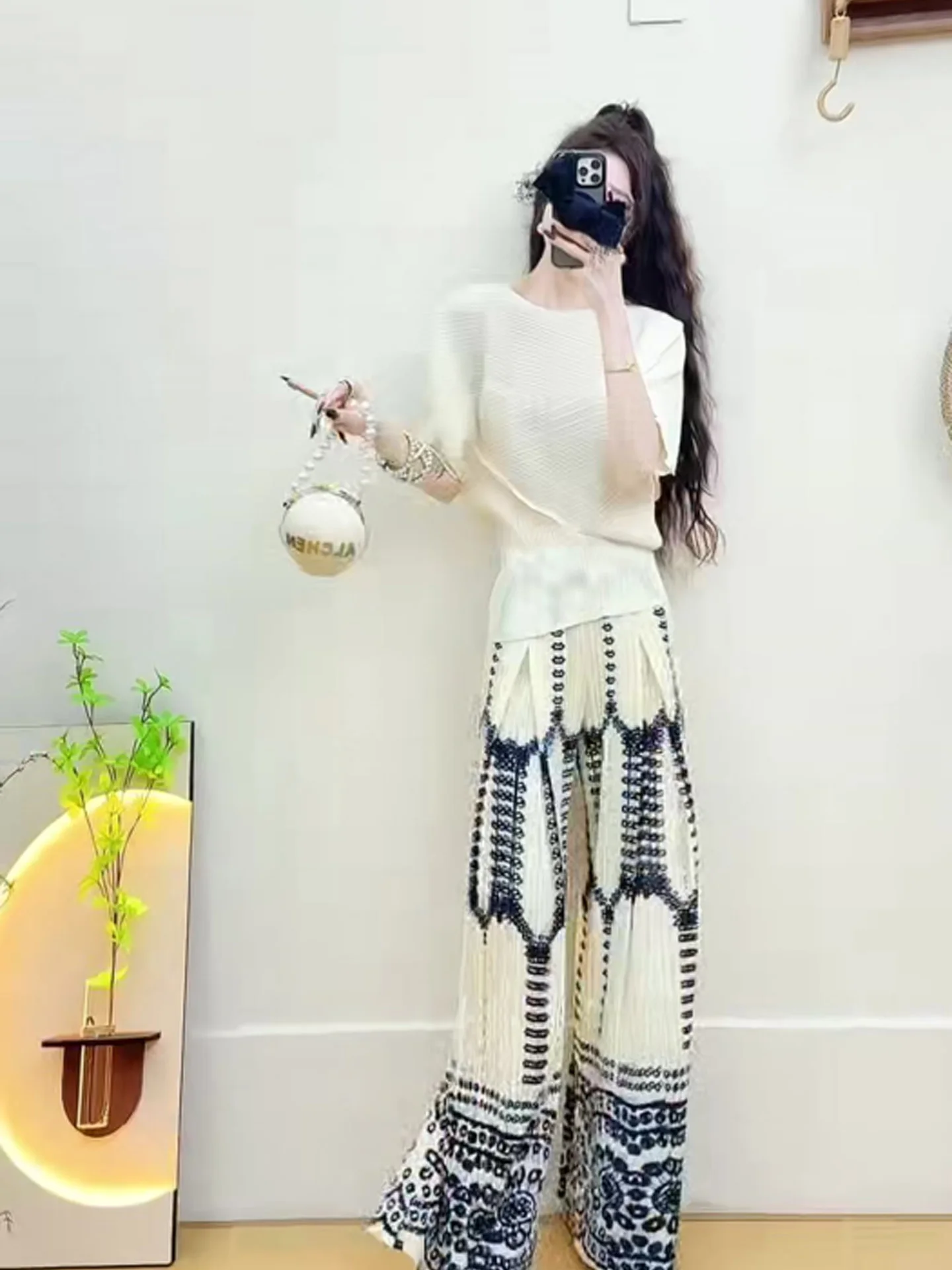 

Комплект из трех предметов: ветрозащитный топ с круглым вырезом и длинные брюки в корейском ретро-стиле, однотонный, с эффектом драпировки, для создания элегантного образа