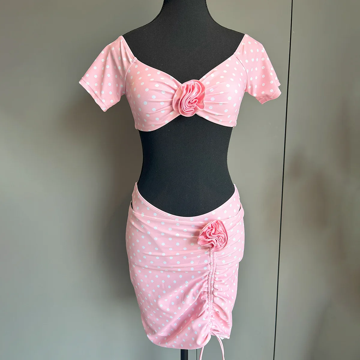 ชุดสามชิ้น 2025 บิกินี่ใหม่ยุโรปและอเมริกาเซ็กซี่บิกินี่ดอกไม้แยกชุดว่ายน้ําสตรี