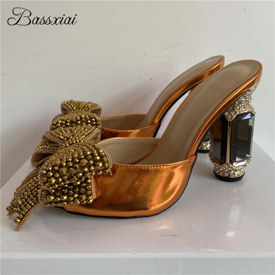 

Сандалии женские на высоком каблуке, роскошные босоножки из лакированной кожи, с бусинами, стразами, бантом-бабочкой, украшенные драгоценными камнями, на ремешке с ремешком на пятке, лето