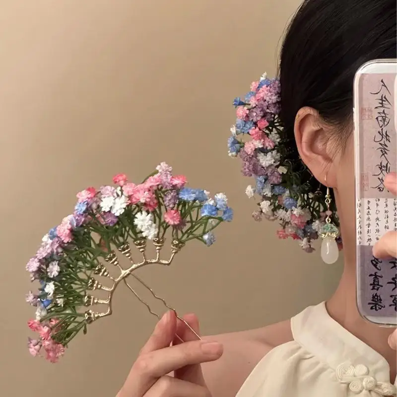 Handgefertigte Gypsophila-Blumenfächer-Haarnadel mit zarten bunten Blumen und goldenem Rahmen für Hanfu, traditionelle Feste und den täglichen Gebrauch. – Detail 1