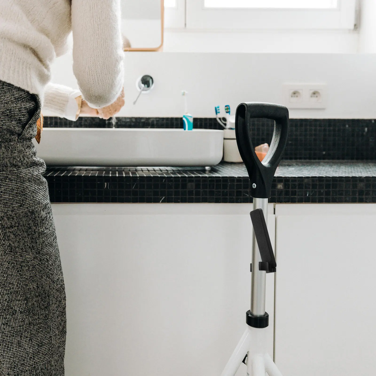 

Walking Cane Holder Clip for Table Plastic Stable Portable 2.5cm Diameter Walking Stick Retainer for Senior Mobility Aid Desk