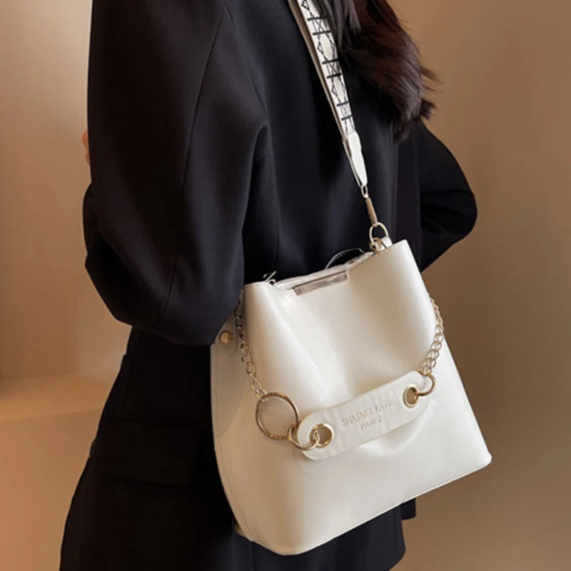 Elegant Large Capacity Commuter Women's New Single Shoulder Slant Water Bucket Autumn Winter Vintage Metal BuckleBag