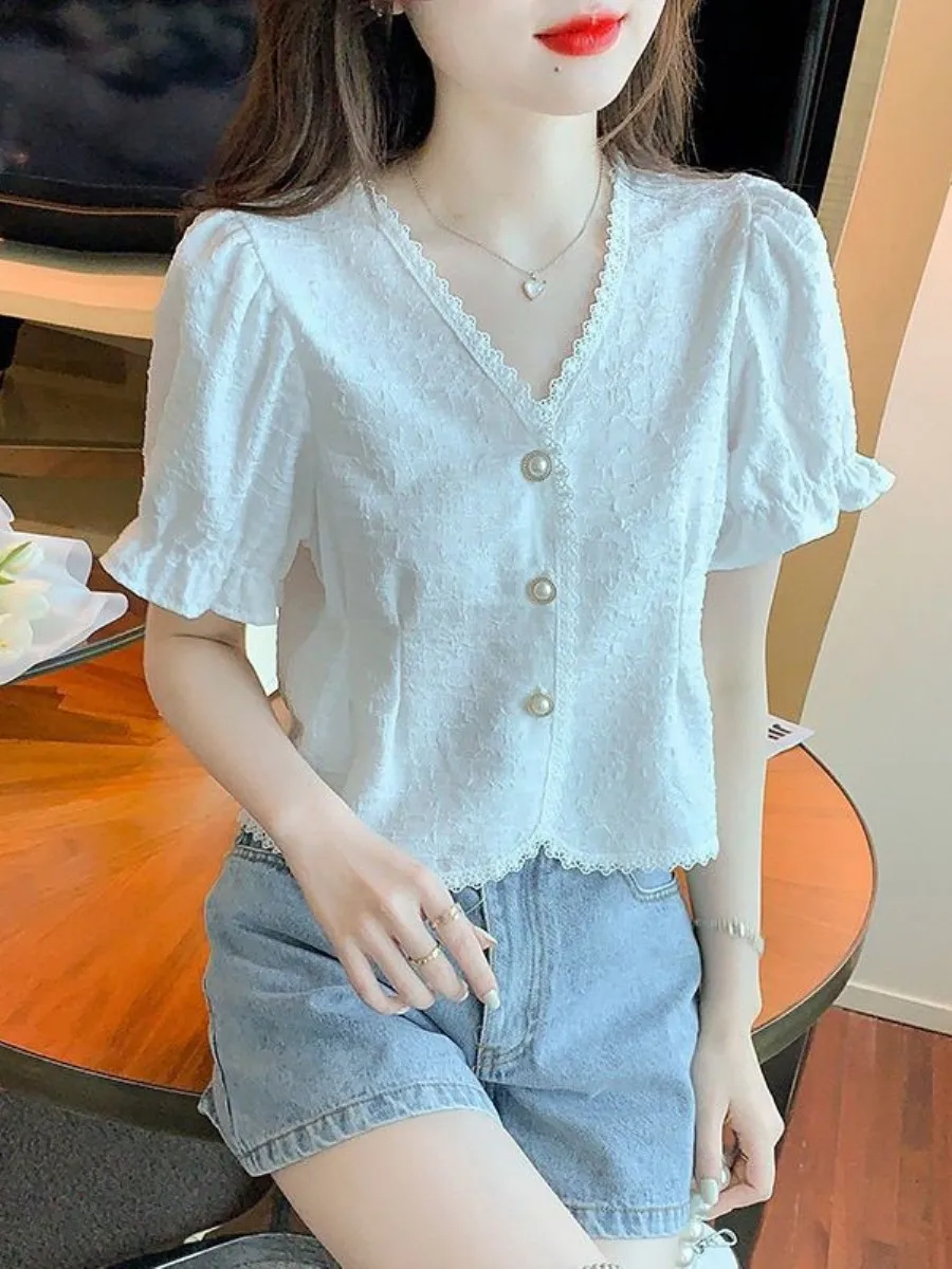 camisa-feminina-elegante-de-chiffon-com-manga-curta-decote-em-v-detalhes-em-renda-e-design-ultra-feminino-ideal-para-o-ver