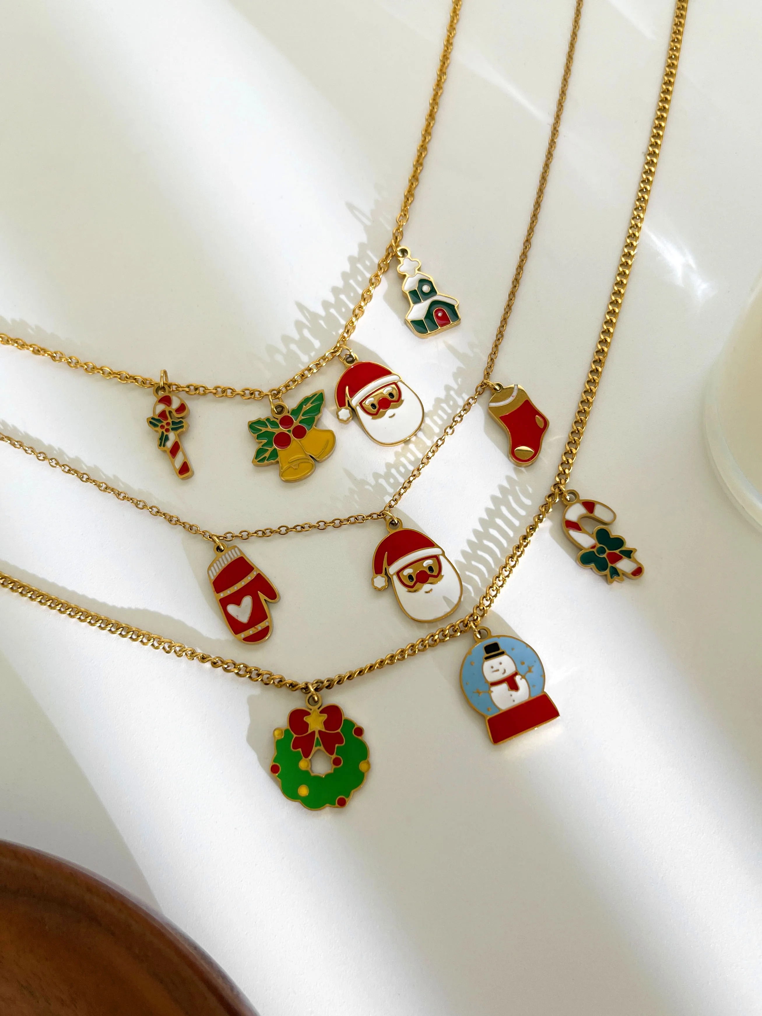 GHIDBK هدية الكريسماس مجوهرات من صلب لا يصدأ موضة ملونة المينا سانتا كلوز ثلج جورب دلايات قلادة القلائد للنساء