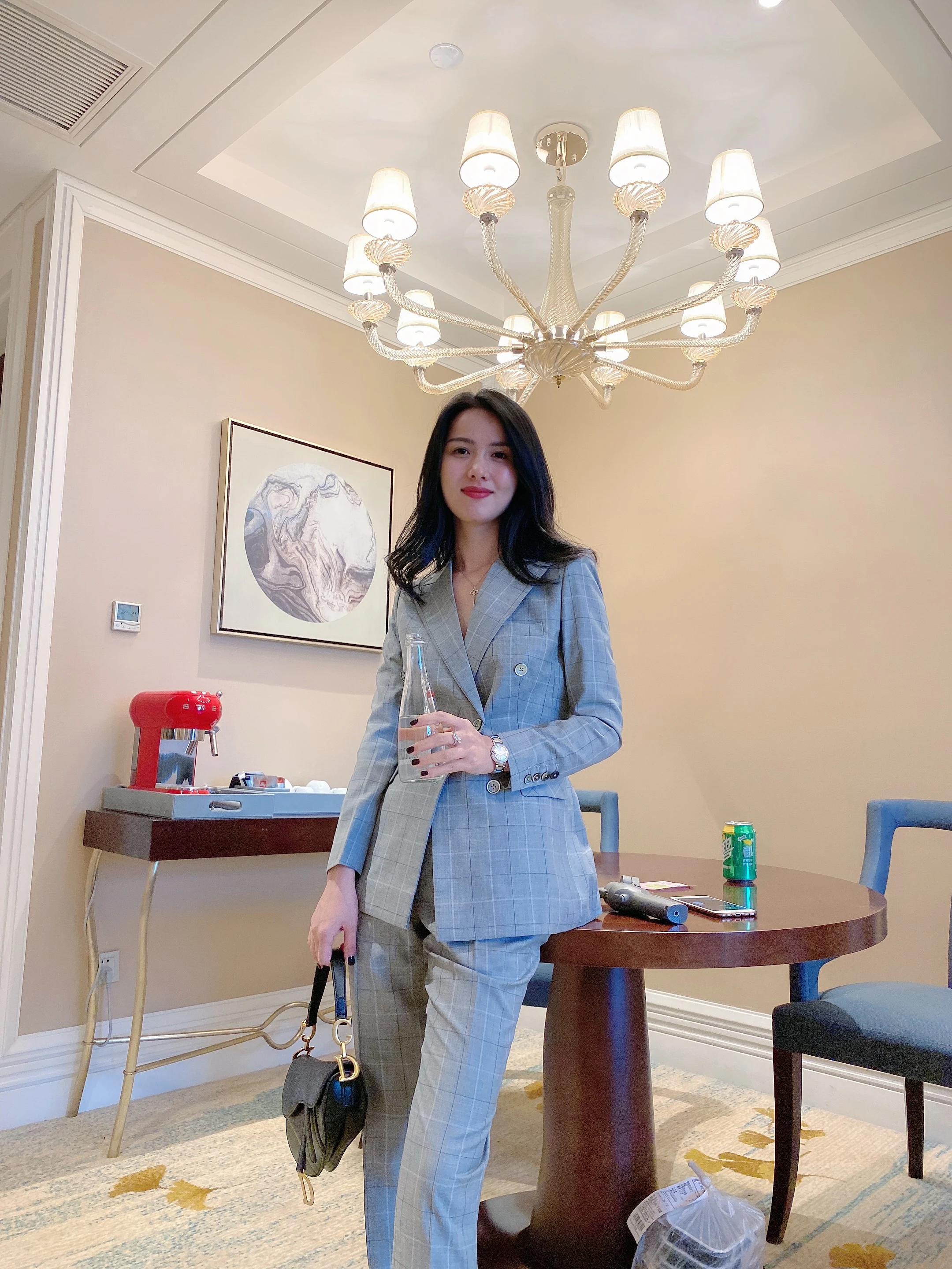 Modny, dopasowany garnitur w kratę dla kobiet z białymi paskami, oryginalny design, dwurzędowy, z długim rękawem.