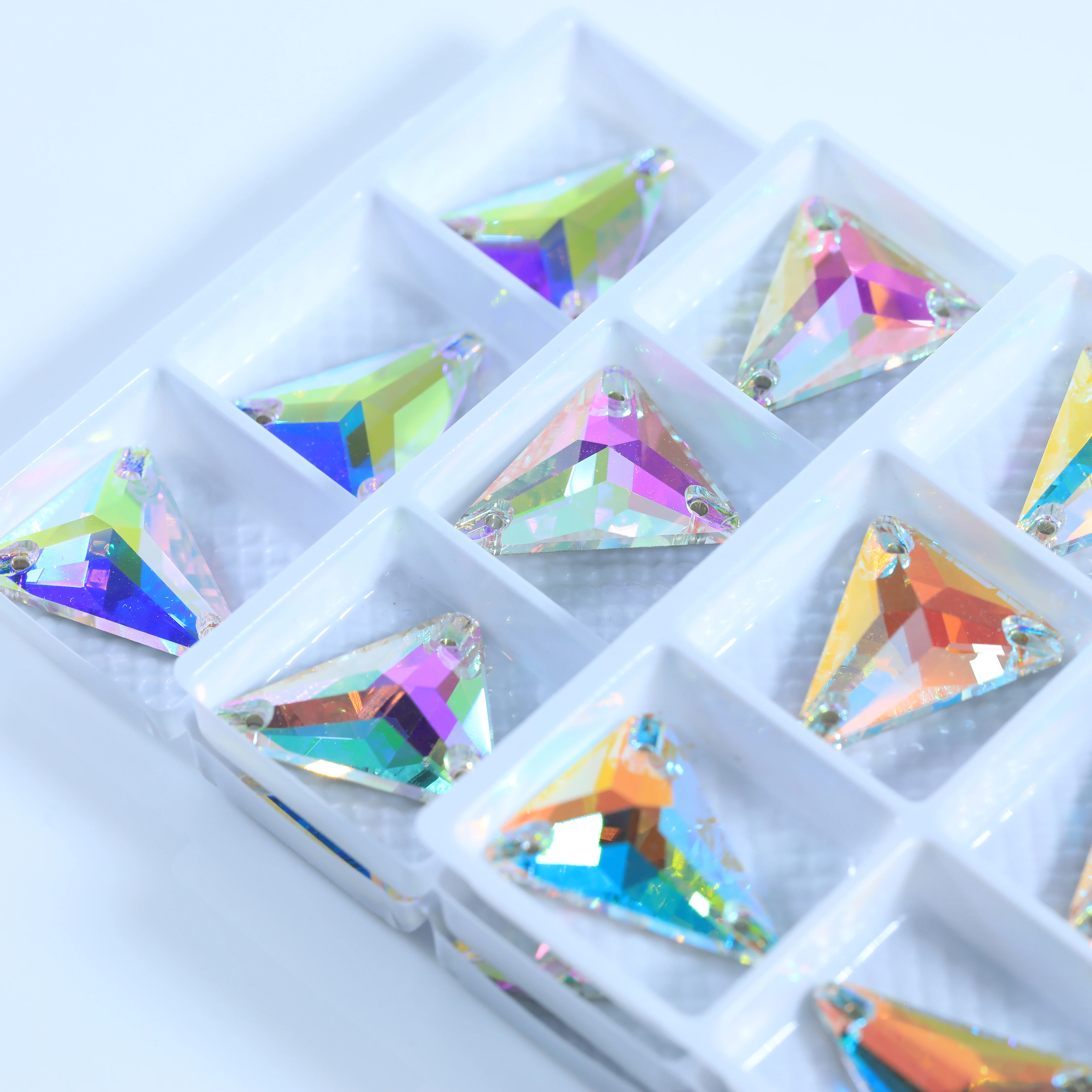 Dreieckige K9 Kristall-Aufnähsteine, Hochglänzende Glas-Strasssteine für Hochzeitskleider, Latein-Tanzkostüme, Schuhe, DIY-Schmuckdekoration – Detail 5