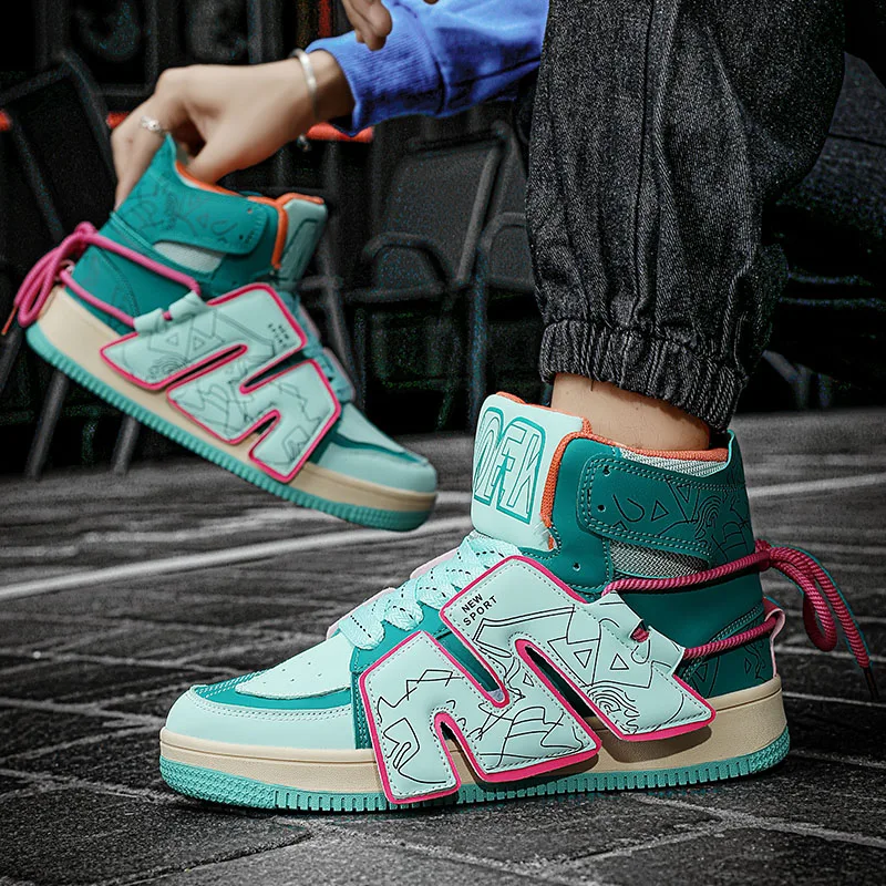 

Осень-зима 2025: новые повседневные кроссовки в стиле ретро с цветными блоками: стильные, универсальные, мужские туфли с высоким берцем на толстой подошве.