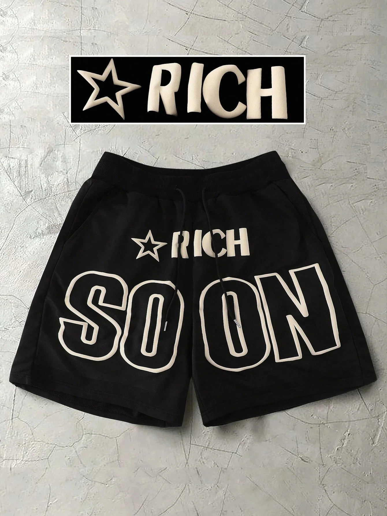 

Мужские модные шорты с принтом алфавита должна иметь для людей уличного спорта. Шорты на одну предмету подходят для повседневного ношения.