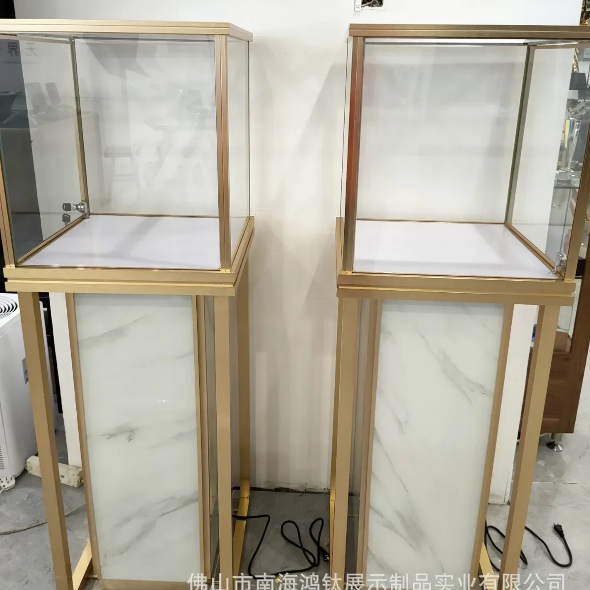 New high-end boutique display cabinet, jewelry counter glass sample display cabinet, wine ca binet, aluminum alloy display cabin