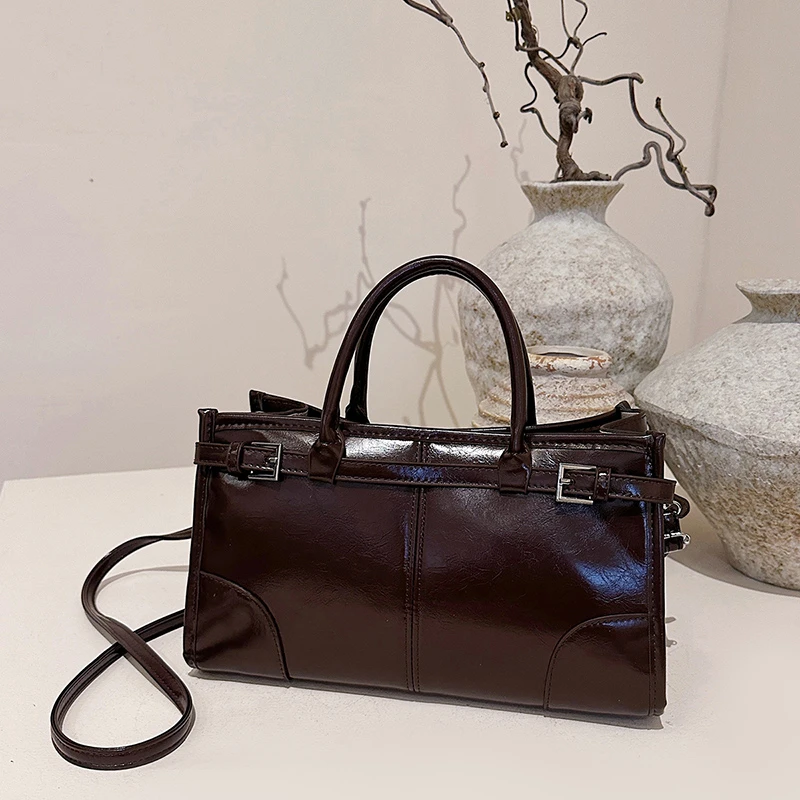 Stylish Minimalist Unique Vintage Fashionable Tote Bag With Letter Logo And Large Capacity For Casual Women Commuter Use