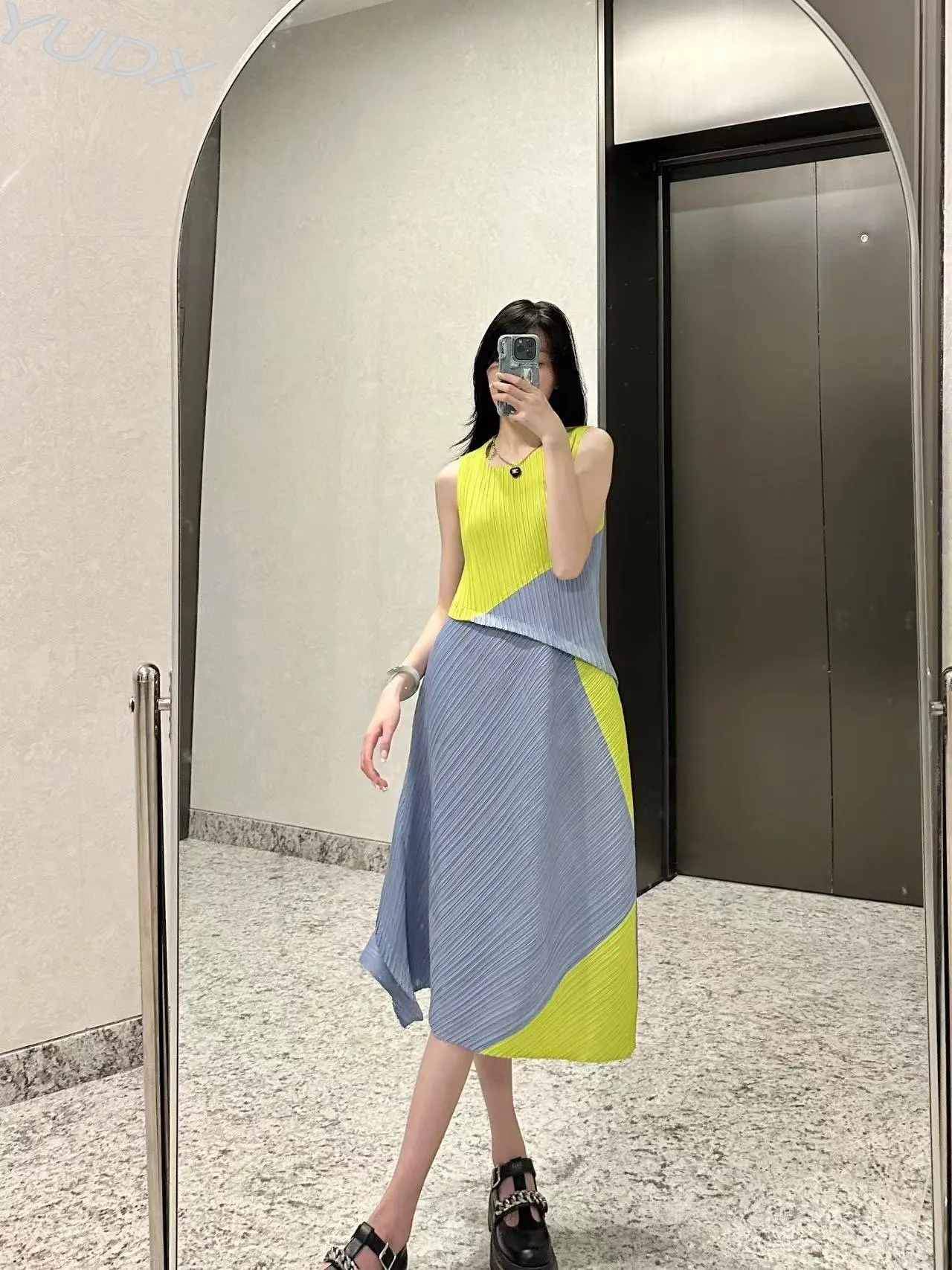 

Miyake Pleated Collision Color Half Round Neck Dress Women's Fashion Temperament Niche Design Splicing Skirt 2023 Summer New