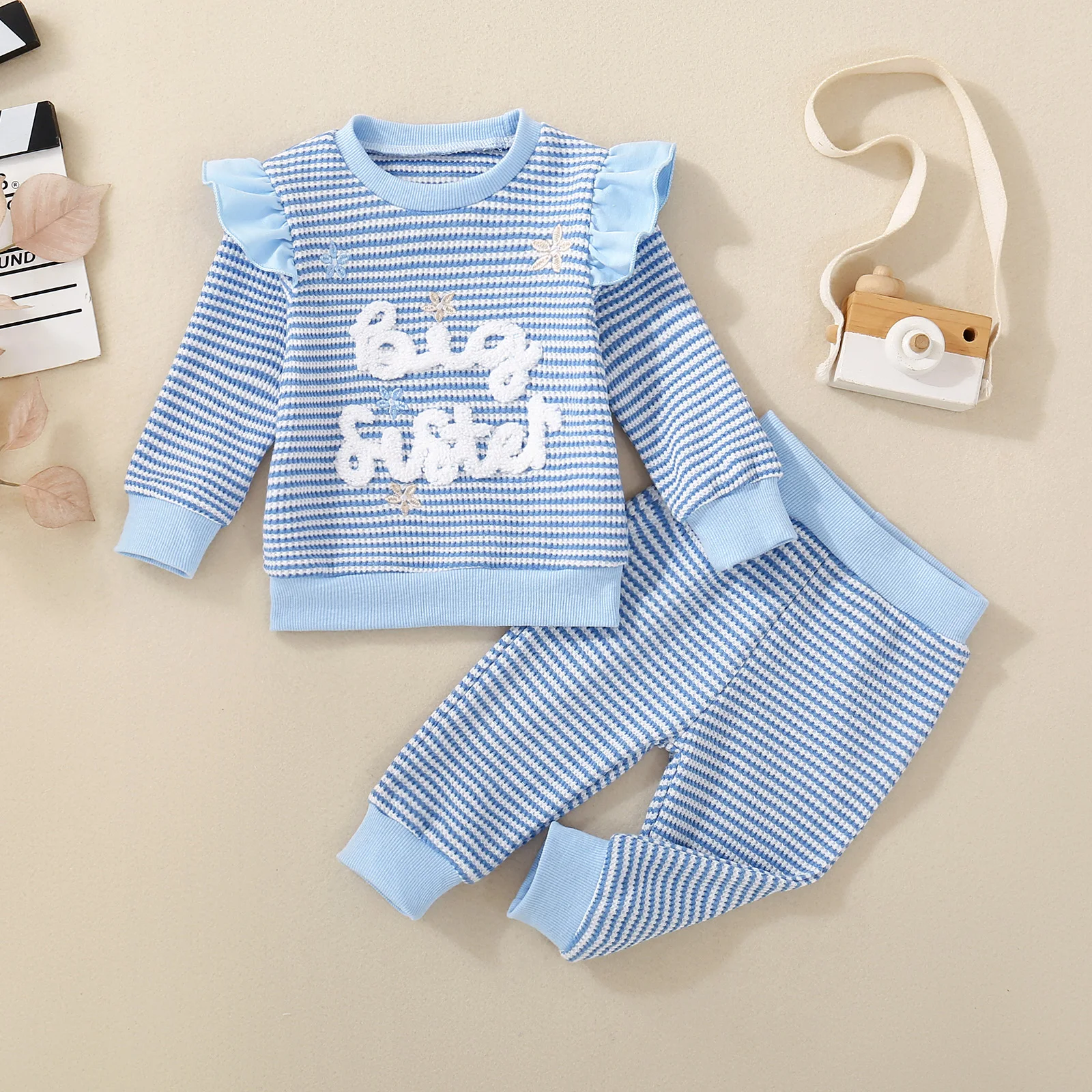 

Осенне-зимний нейтральный комплект из двух предметов для малышей в синюю полоску с цветочным принтом и длинными рукавами и полосатые штаны