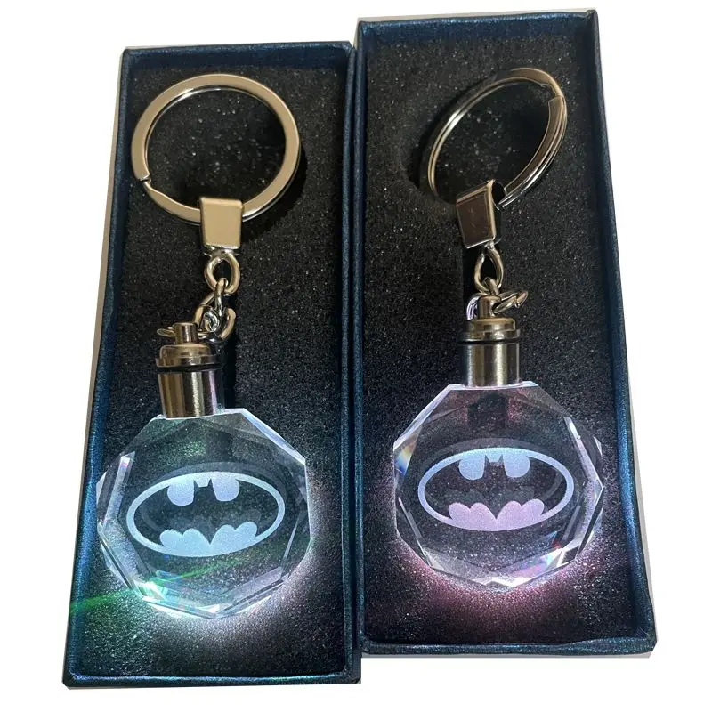 BeastKingdom DC Portachiavi Batman Incandescente Simpatico Anime Personalità Moda League of Legends Ciondolo commemorativo Regalo di festa