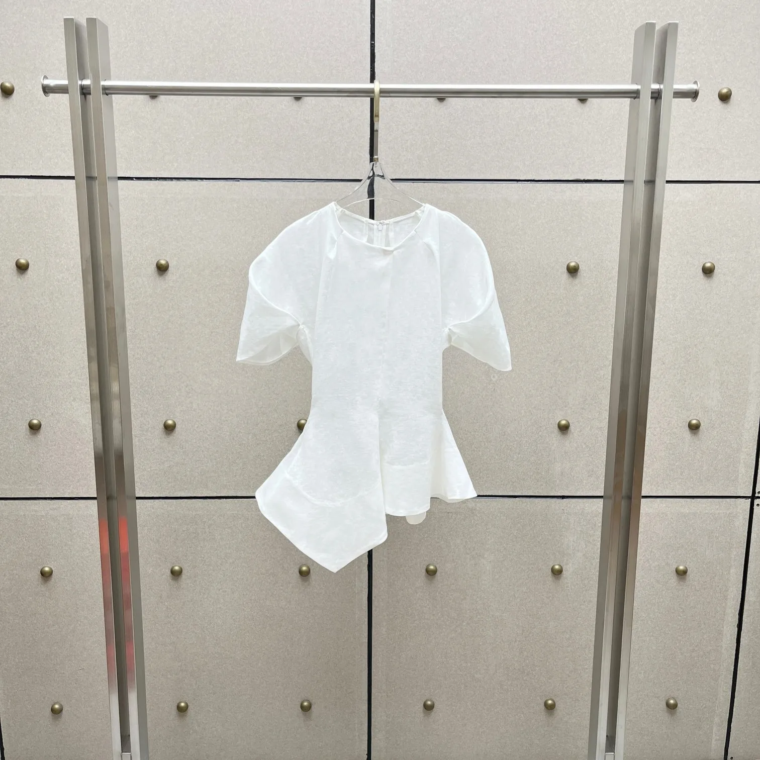 2026 Summer Asymmetrical Peplum Top – Puff Sleeve, Cinched Waist, Irregular Hem, Black & White T-shirts
