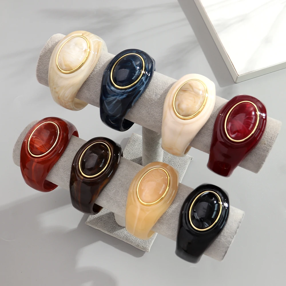 Statement-Armband aus Acryl mit geometrischem, breitem Manschetten-Design für Damen, Vintage-Armband mit ovalen, auffälligen Elementen aus Kunstharz, beliebtes Armband als Schmuckgeschenk. – Detail 2