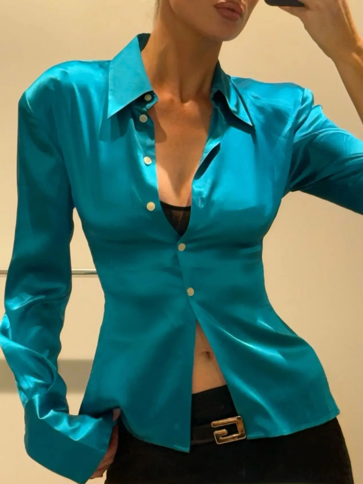 

Женская атласная блузка с подплечниками, длинными рукавами, однобортная, с отложным воротником, модная приталенная рубашка