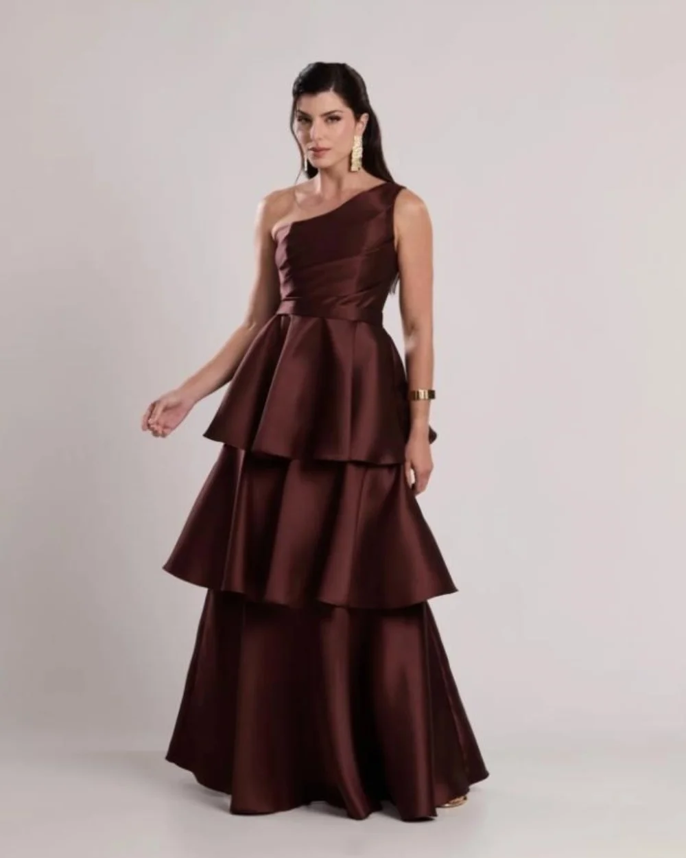 Maßgeschneiderte Schokoladenbraune Modische Einfache Plissierte Mehrlagige Schärpen-A-Linie Einschultriges Blumen-Abendkleid Exquisit für Damen