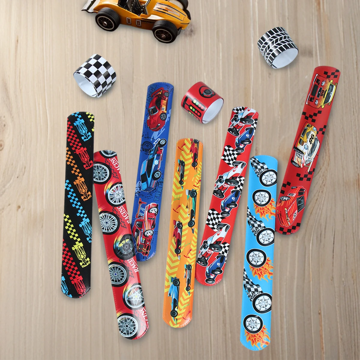 12pcs Racing Cars Party Supplies Favor Racing Thème Snap Bracelets PVC Snap Bracelets Bracelet pour Enfants Fête D'anniversaire Fournitures