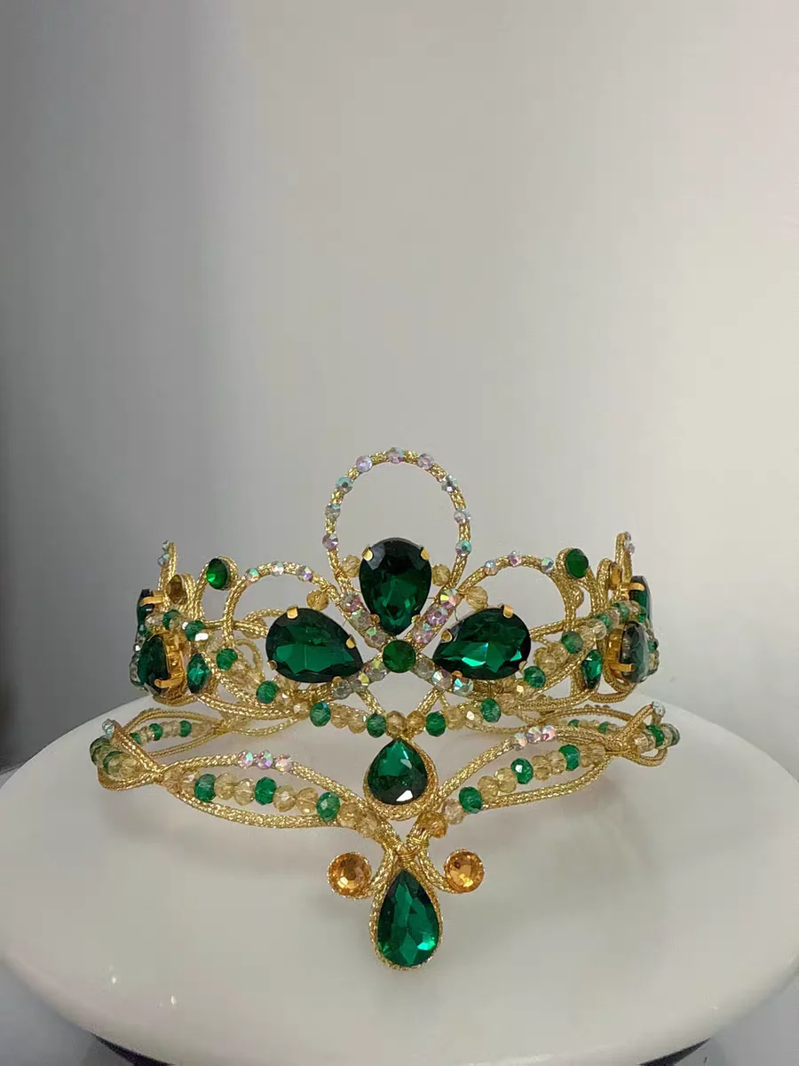 バレエは、バレエのプロのヘッドウェア、パフォーマンスグループ、女性の手作りカスタムソロダンスアクセサリーを製造しています。