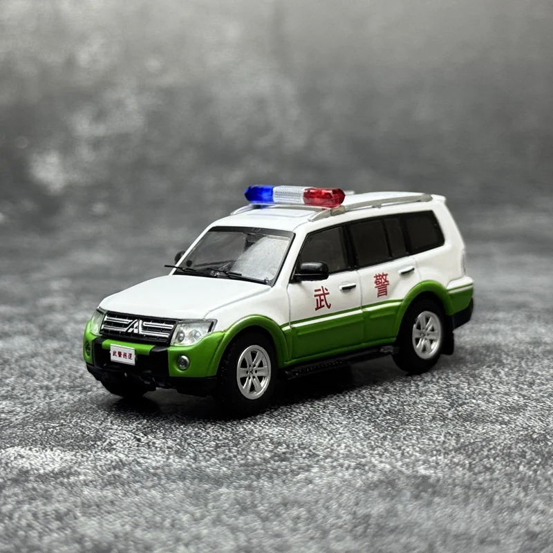 Stock 1:64 Pajero V97 coche patrulla de policía armado modelo de coche de aleación fundida, juguete de regalo de festival para niños, artículo decorativo para adultos.