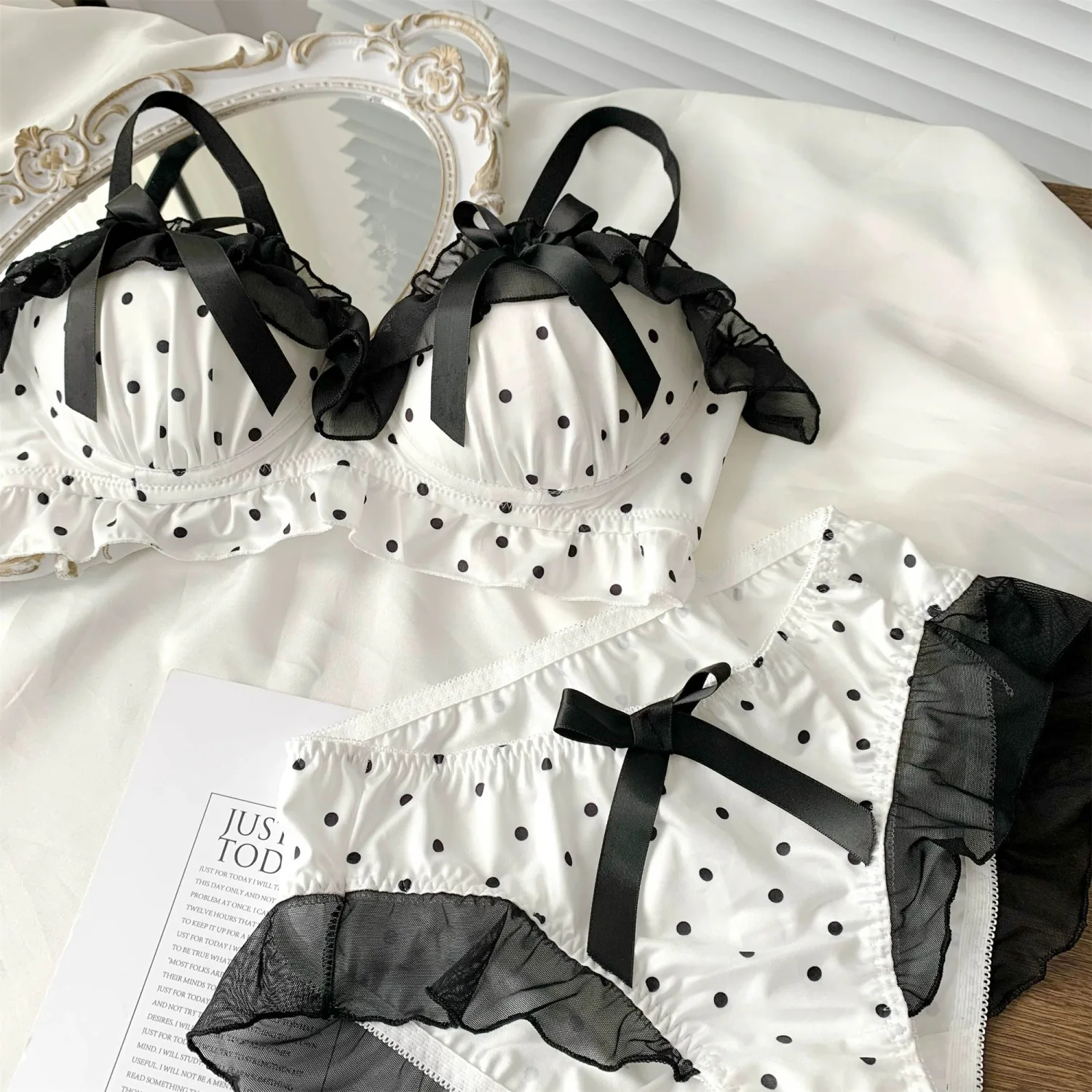 

Sexy and Pure Desire Style Bow Dot Girl Underwear Girl Small Chest Gathers to Show Large No Steel Ring Bra Set