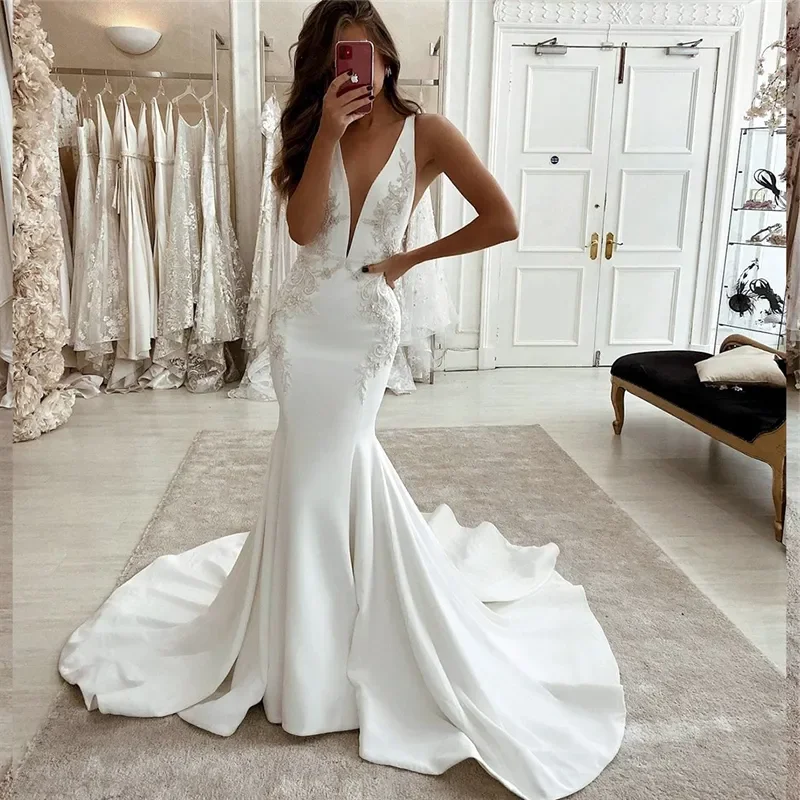 Abito da sposa glamour a sirena senza schienale Corte dei treni Applique in pizzo Abiti da sposa applique senza maniche con scollo a V profondo Personalizzati