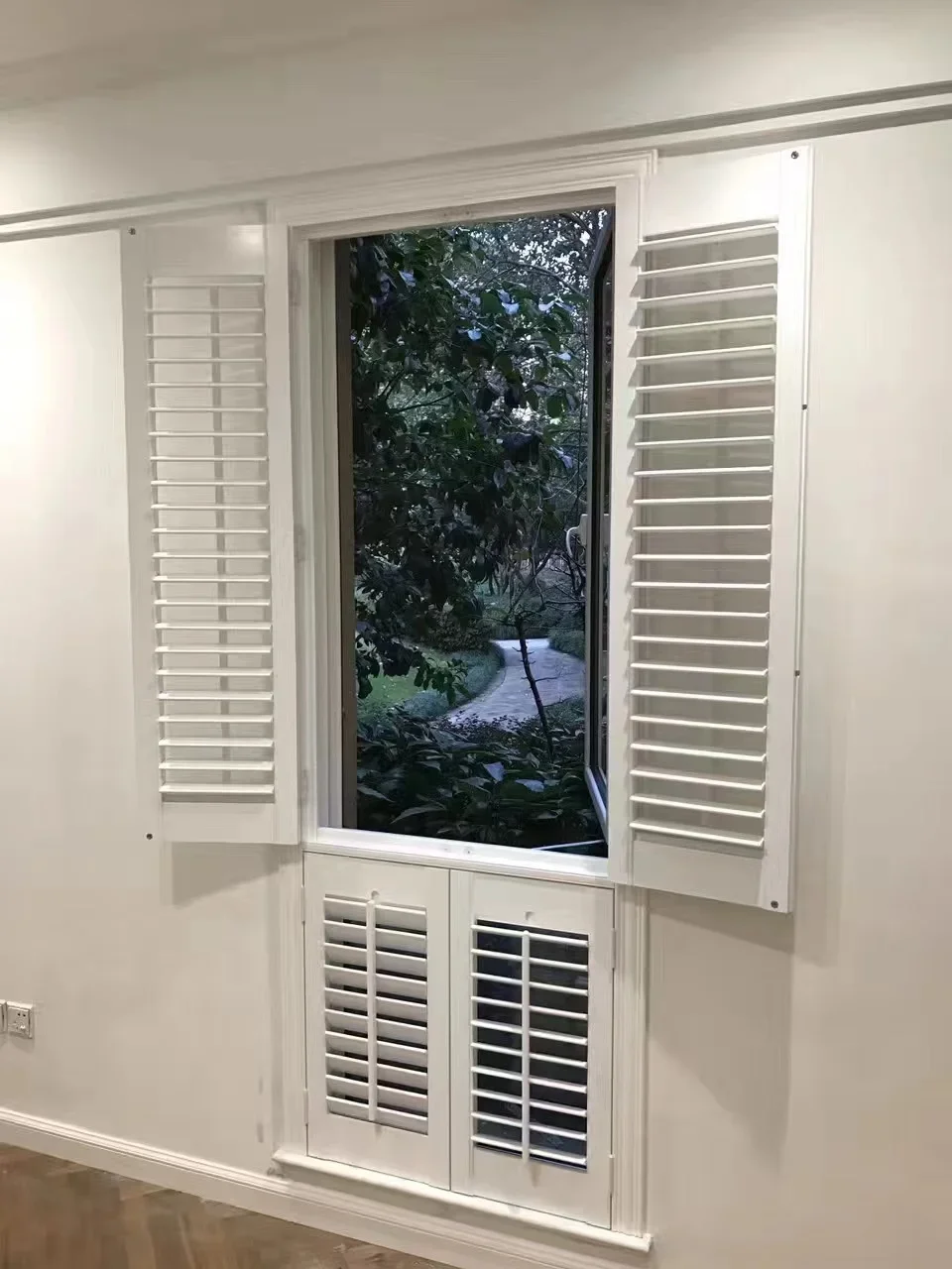 Factorywhole Sale Bassowwd Faux Wood Custom Size Blinds Wood Window Shutter Plantation Shutters Louver Shutters Diffeent Shape