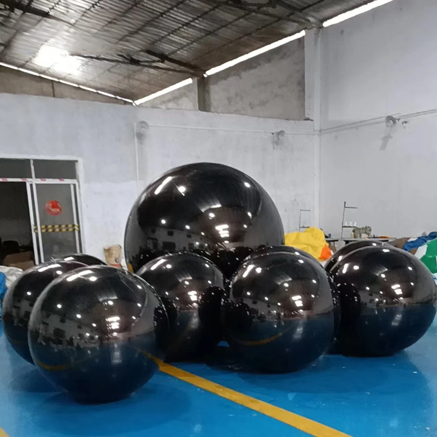 

Black Inflatable Mirror Ball Hanging Shinny Disco Balloon Pvc Floating Mirror Sphere Wedding Balloon For DecorationHanging