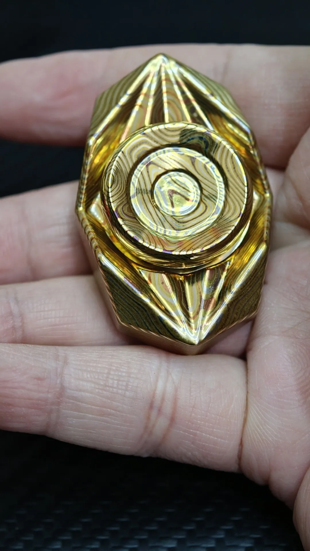 Used EDC Yibai EDC copper horse material gyro two-page cross bone EDC decompression toy