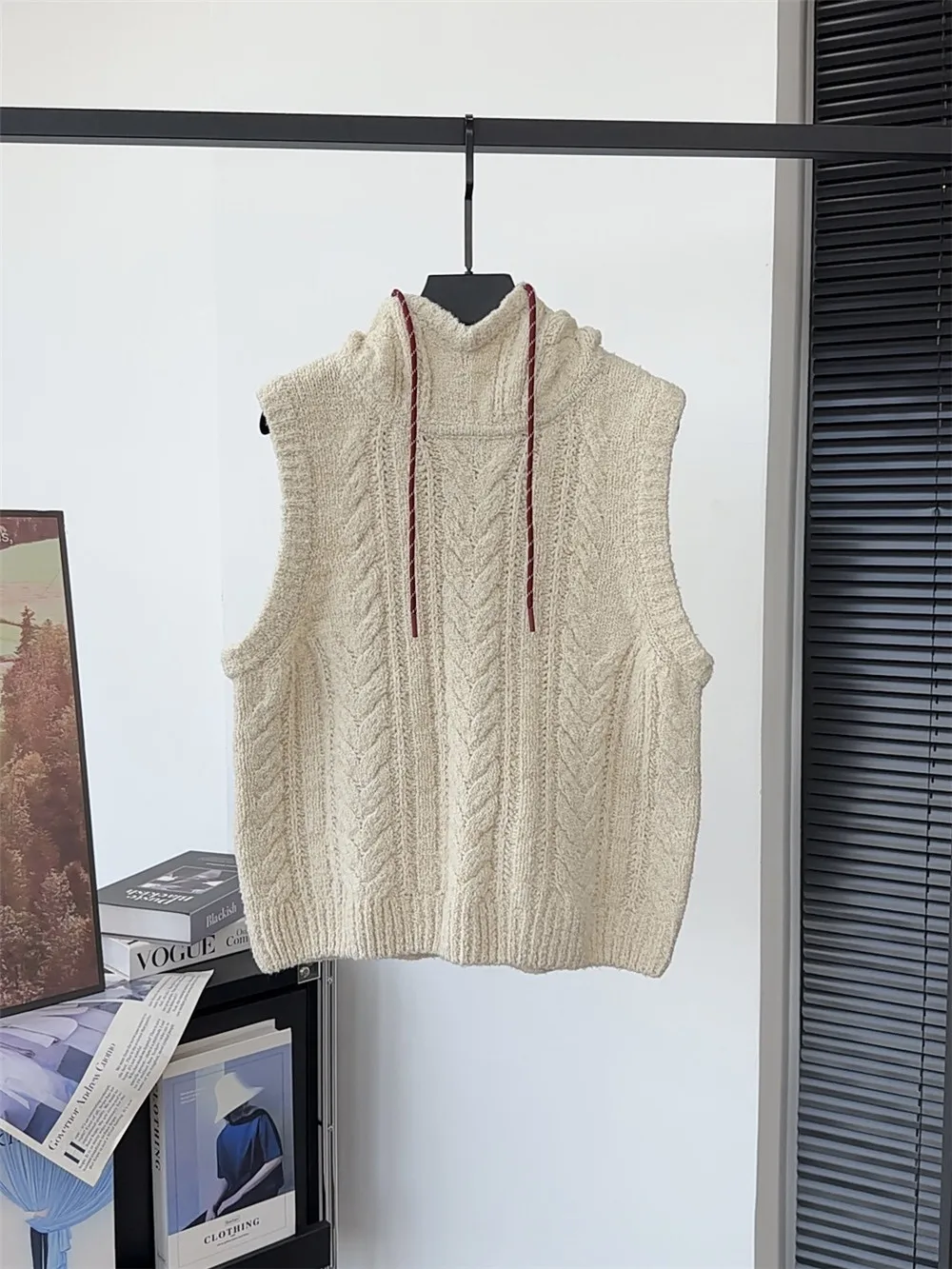 

25. Осень/зима женский жилет без рукавов из смесовой шерсти с капюшоном и шнурком