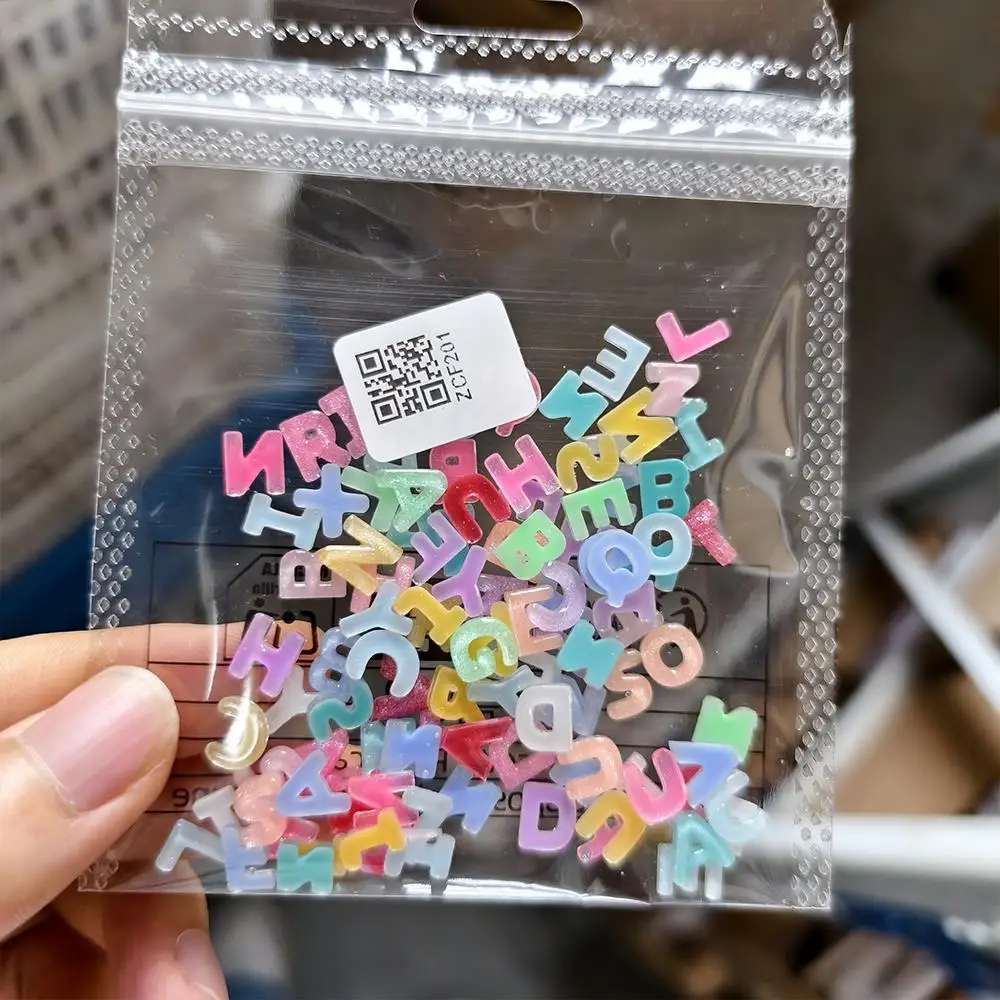 100 Stück 3D Bunte Buchstaben-Nagelcharms Gemischtes A-Z Englisches Alphabet Harz-Nagelkunst-Dekorationen DIY Bastelbedarf Haarspangen Nagelzubehör