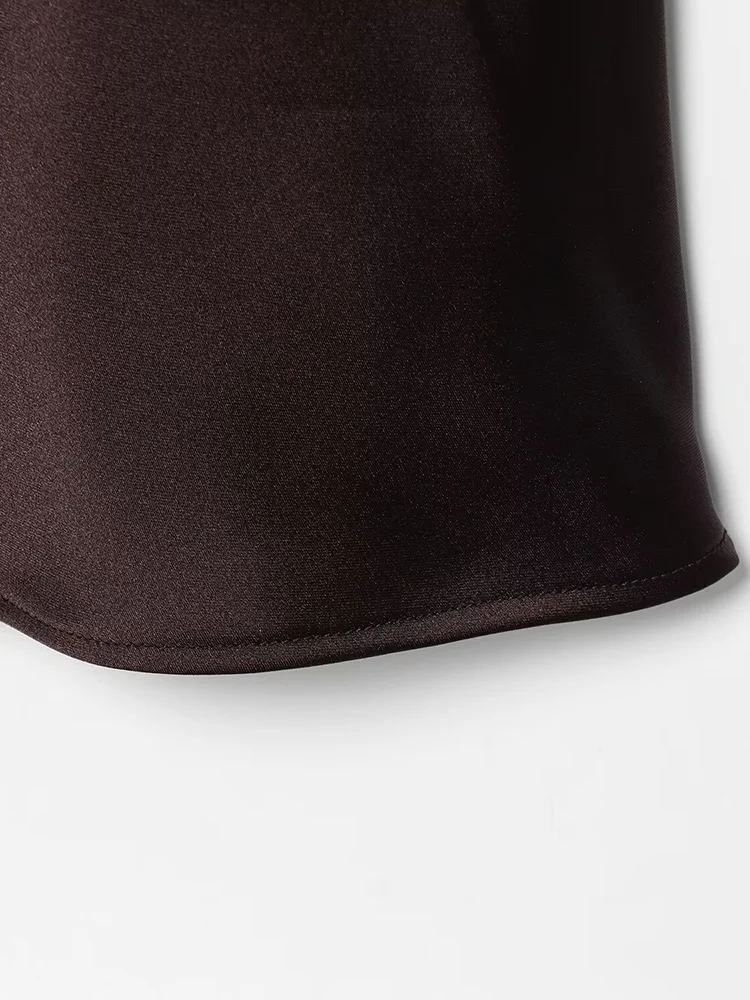 Sukienka damska na wiosnę i jesień, dekolt w serek, bez rękawów, odkryte plecy, koronkowe wstawki, satynowa tekstura, długi fason, zapięcie na zamek z tyłu, wiązana na szyi, seksowna odzież damska.