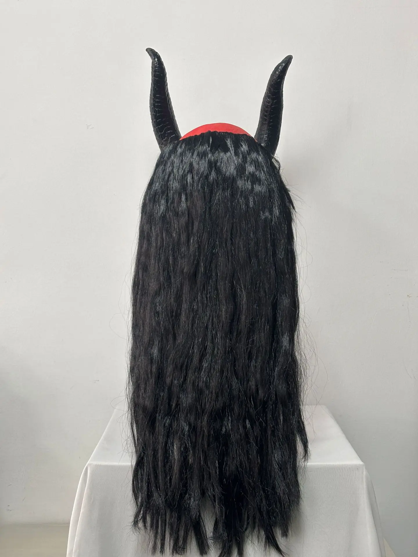 Rote Dämonen-Vollkopf-Latexmaske mit langen schwarzen Haaren, großem Horn, Monstermaske für Erwachsene, Halloween-Cosplay, Maskerade, Karnevalsparty-Requisite – Detail 2
