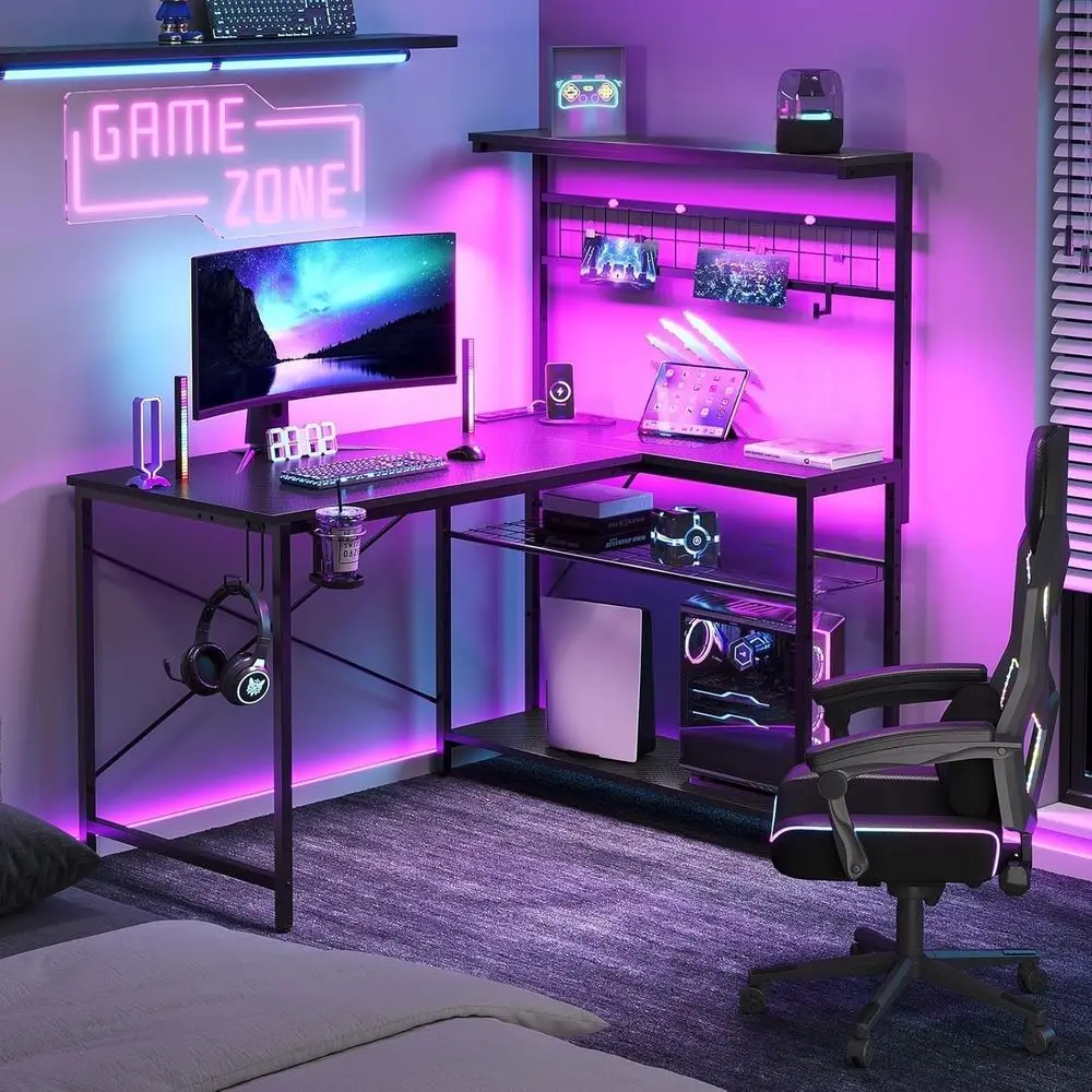 Escritorio para juegos de 42 pulgadas de largo con tomas de corriente y luces LED, color negro fibra de carbono | Diseño Reversible, Luces LED, Tomas de Corriente, Almacenamiento de 4 Niveles