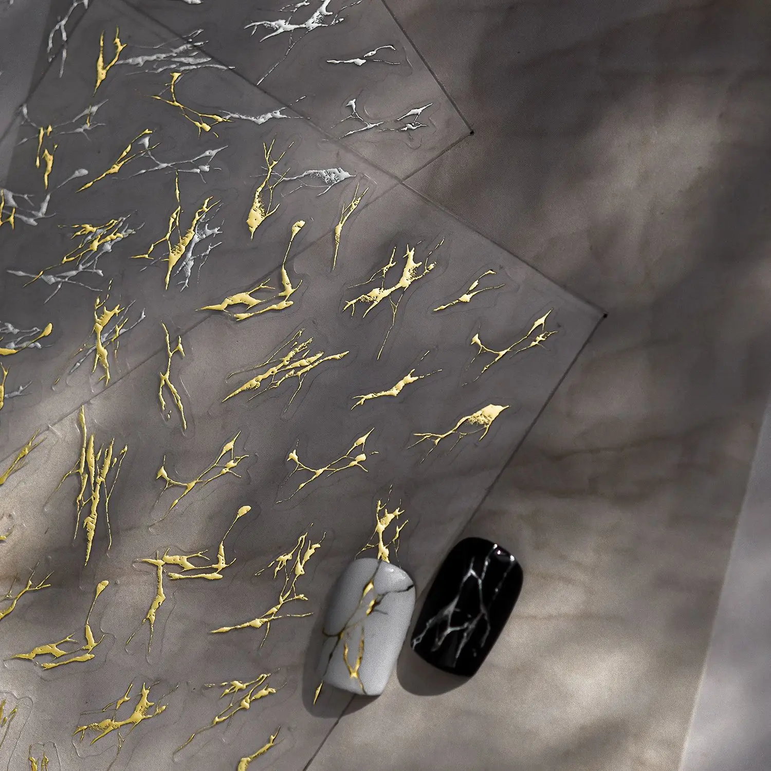 สติกเกอร์ตกแต่งเล็บลายเส้นไม่สม่ำเสมอแบบปั๊มร้อน 5 มิติ สีดำขาวเมทัลลิกลายกราฟฟิตีแบบเส้น ลายฉลุลายติดเล็บ