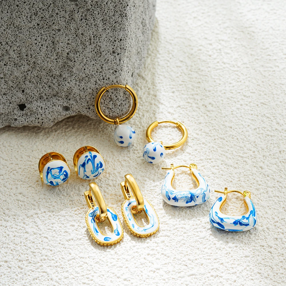 New Charm Gold Plated Blue And White Porcelain Enamel Flower Pattern Hoop Earrings for Women Steel U Shape Huggie Ear Buckle