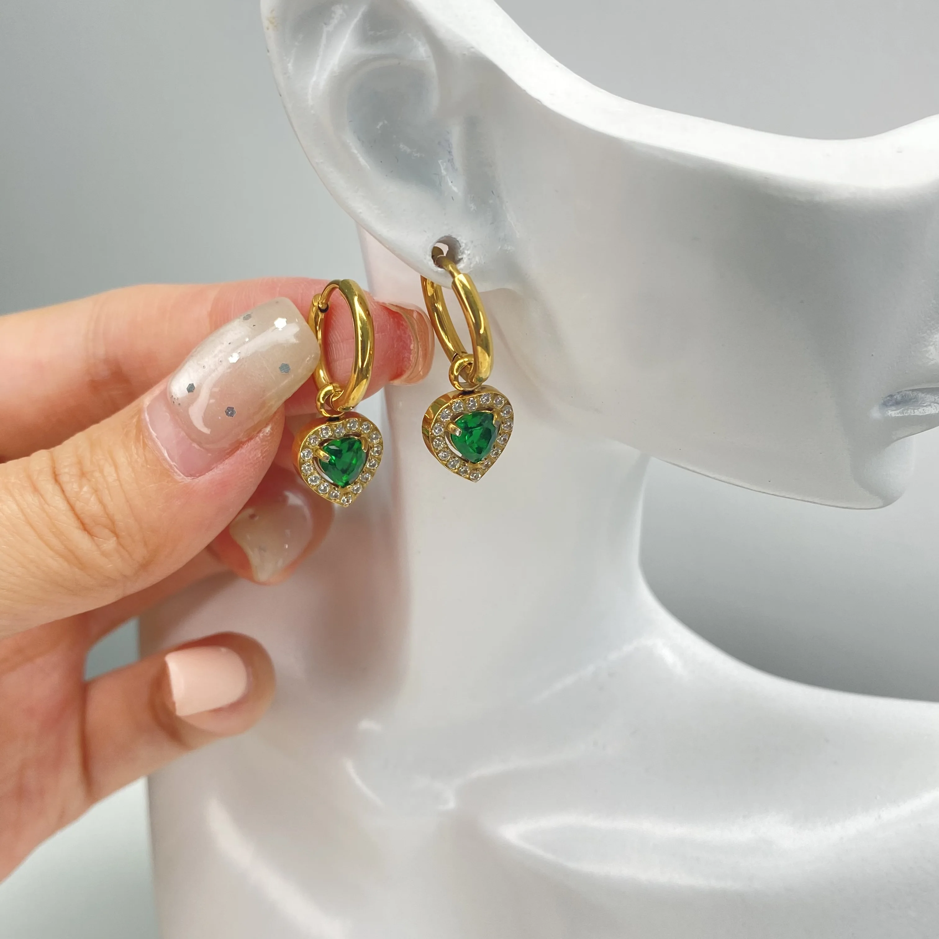 LUXUKISSKIDS Glänzende grüne Stein-Herzform-Ohrhänger, trendige 2026 Damen-Hochzeitsparty-Ohrringe aus Chirurgenstahl mit Zirkonia-Tropfen