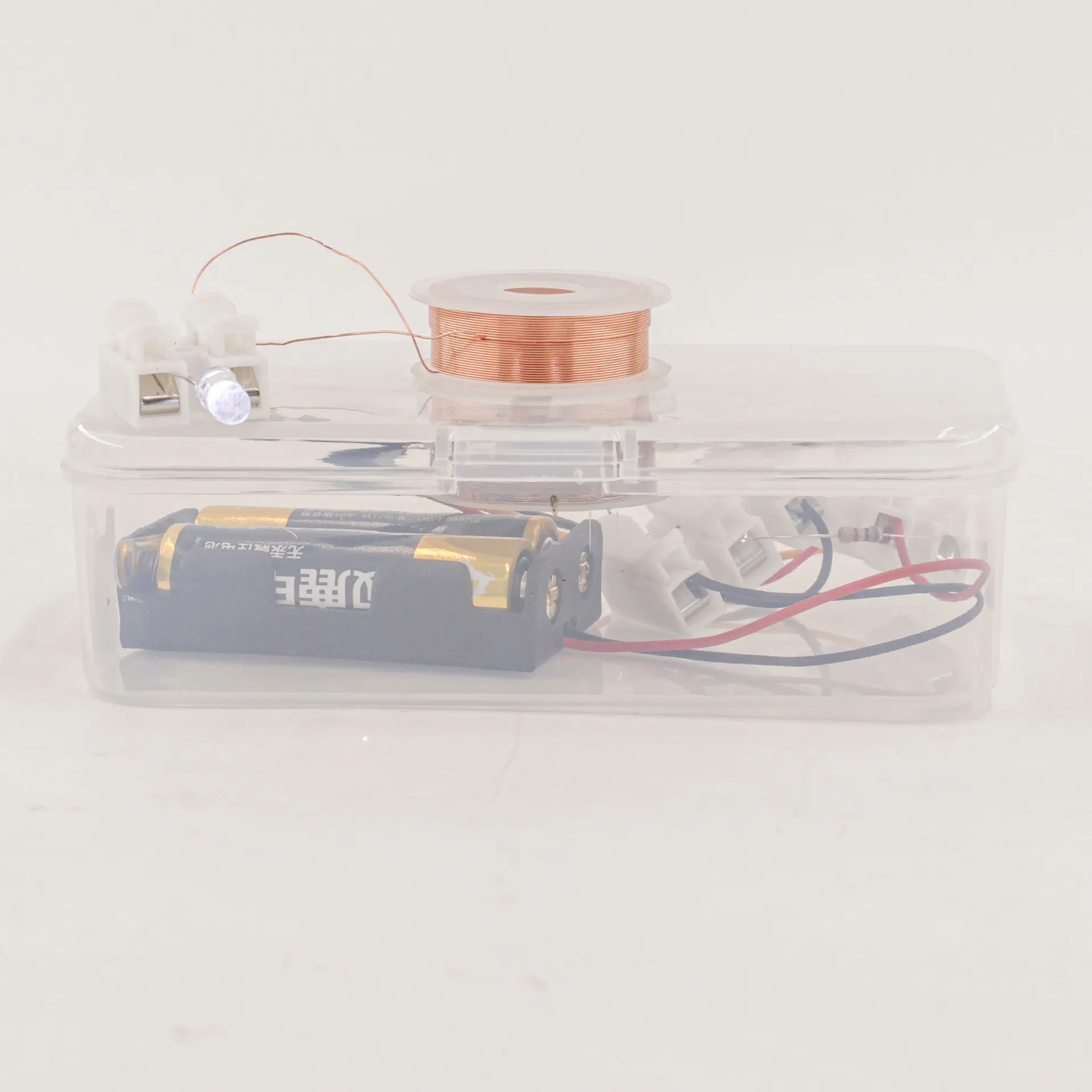 Elektromagnetisches Experiment mit Raumscheiding und Stromextraktion, DIY-Technologie, Grundschule, elektrische Wissenschaft
