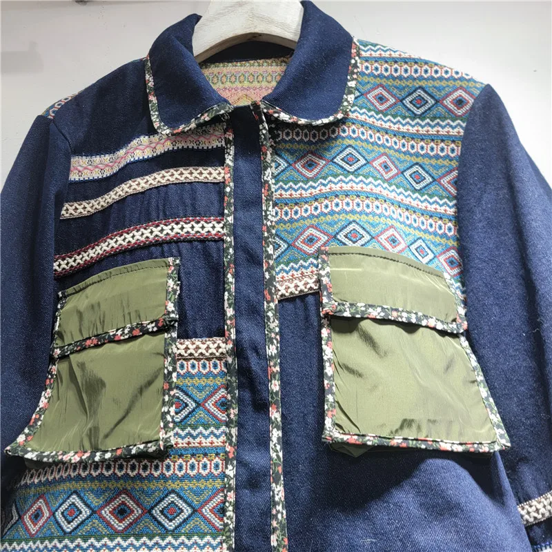 2026 Giacca corta in denim patchwork color block di nuovo design all'inizio della primavera 2026, top stile vintage con colletto rovesciato semplice di fascia alta da donna