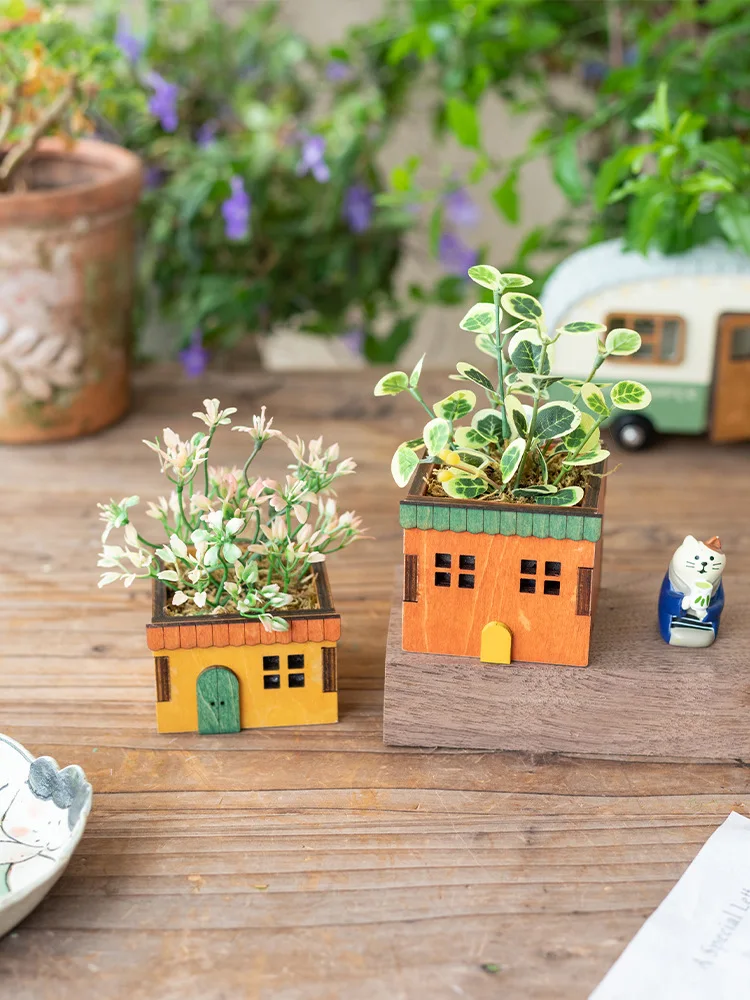 Cute And Exquisite Micro Computer Figurines. Healing Wooden House Living Room Tea Table Office Desk Decoration And Green Plants